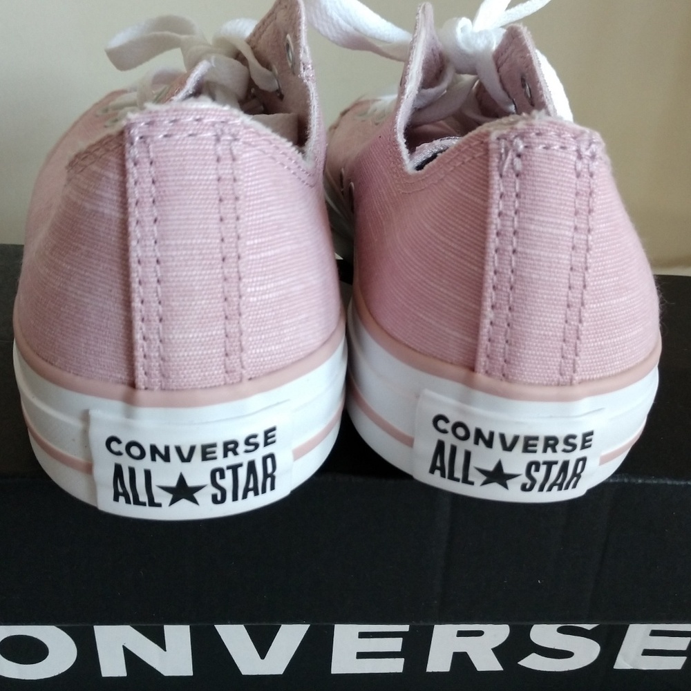 Size 8🎁CONVERSE WOMEN'S SHOES - Picture 4 of 5